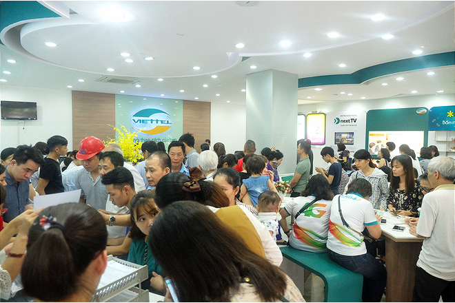 Đến hạn chót, người dân tá hỏa bế cả con nhỏ đi bổ sung thông tin, ảnh chân dung thuê bao